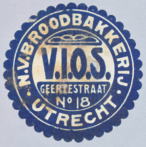 711544 Sluitzegel van V.I.O.S., N.V. Broodbakkerij, Geertestraat 18 te Utrecht.N.B. V.I.O.S. staat voor 'Vooruitgang Is ...